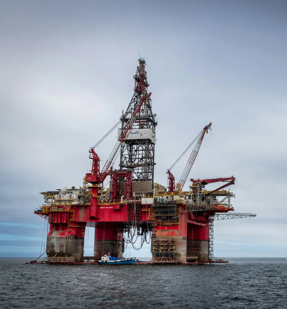 Une plateforme de forage, seule en mer.